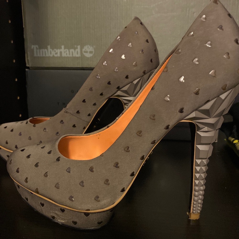 Gray 4” Rachel heel with pink lining and grey hearts